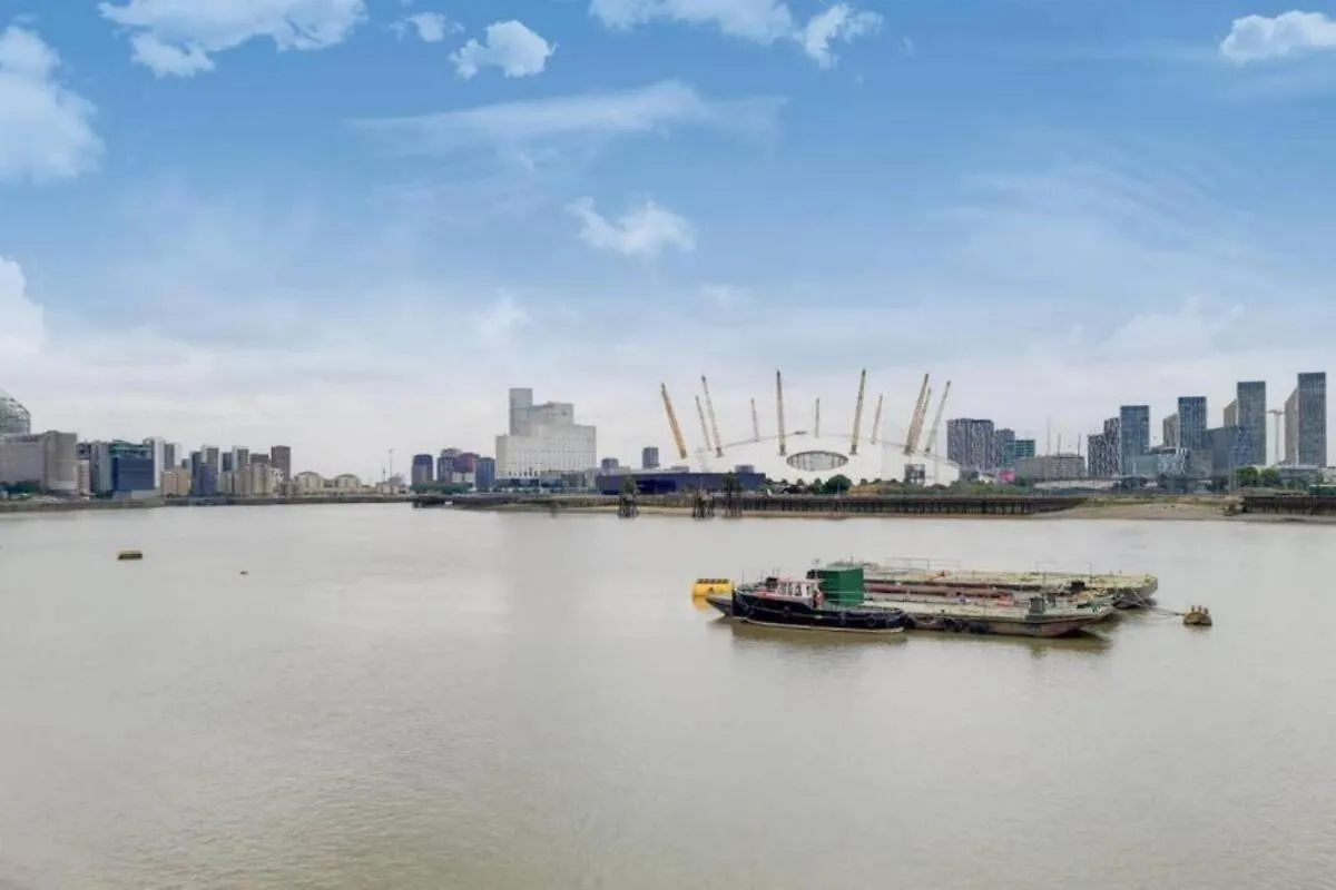 Spacious Double Bedroom With Private Bathroom Ensuite In London Canary Wharf E14, Only 1 Stop To Excel And O2 For Short Or Long Let In London Canary Wharf, Less Than An Hour From Heathrow, Stansted And Gatwick Airport 0*,