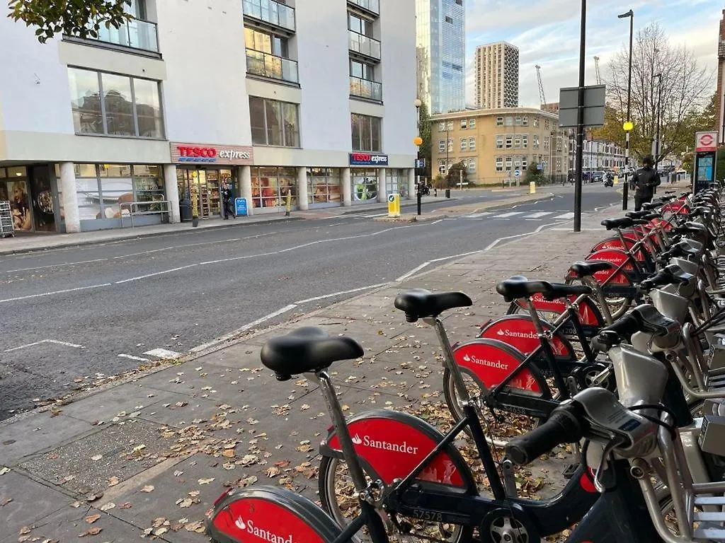 Pensión Spacious Double Bedroom With Private Bathroom Ensuite In London Canary Wharf E14, Only 1 Stop To Excel And O2 For Short Or Long Let In London Canary Wharf, Less Than An Hour From Heathrow, Stansted And Gatwick Airport