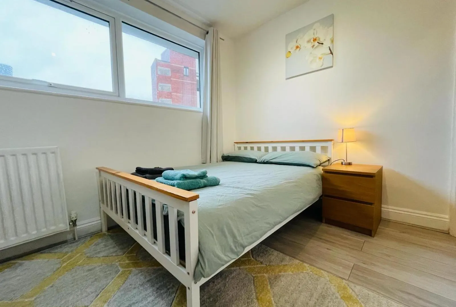 Spacious Double Bedroom With Private Bathroom Ensuite In London Canary Wharf E14, Only 1 Stop To Excel And O2 For Short Or Long Let In London Canary Wharf, Less Than An Hour From Heathrow, Stansted And Gatwick Airport