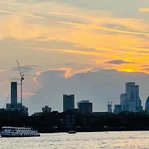 Guest house Riverside Premium Double Garden View E14, London