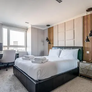 Apartment Canary Wharf Retreat With Free Secure Parking, London