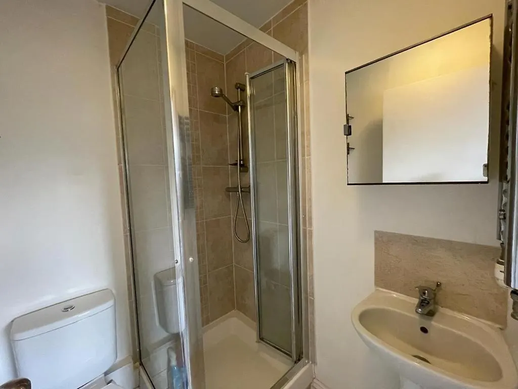 Spacious Double Bedroom With Private Bathroom Ensuite In London Canary Wharf E14, Only 1 Stop To Excel And O2 For Short Or Long Let In London Canary Wharf, Less Than An Hour From Heathrow, Stansted And Gatwick Airport 0*,