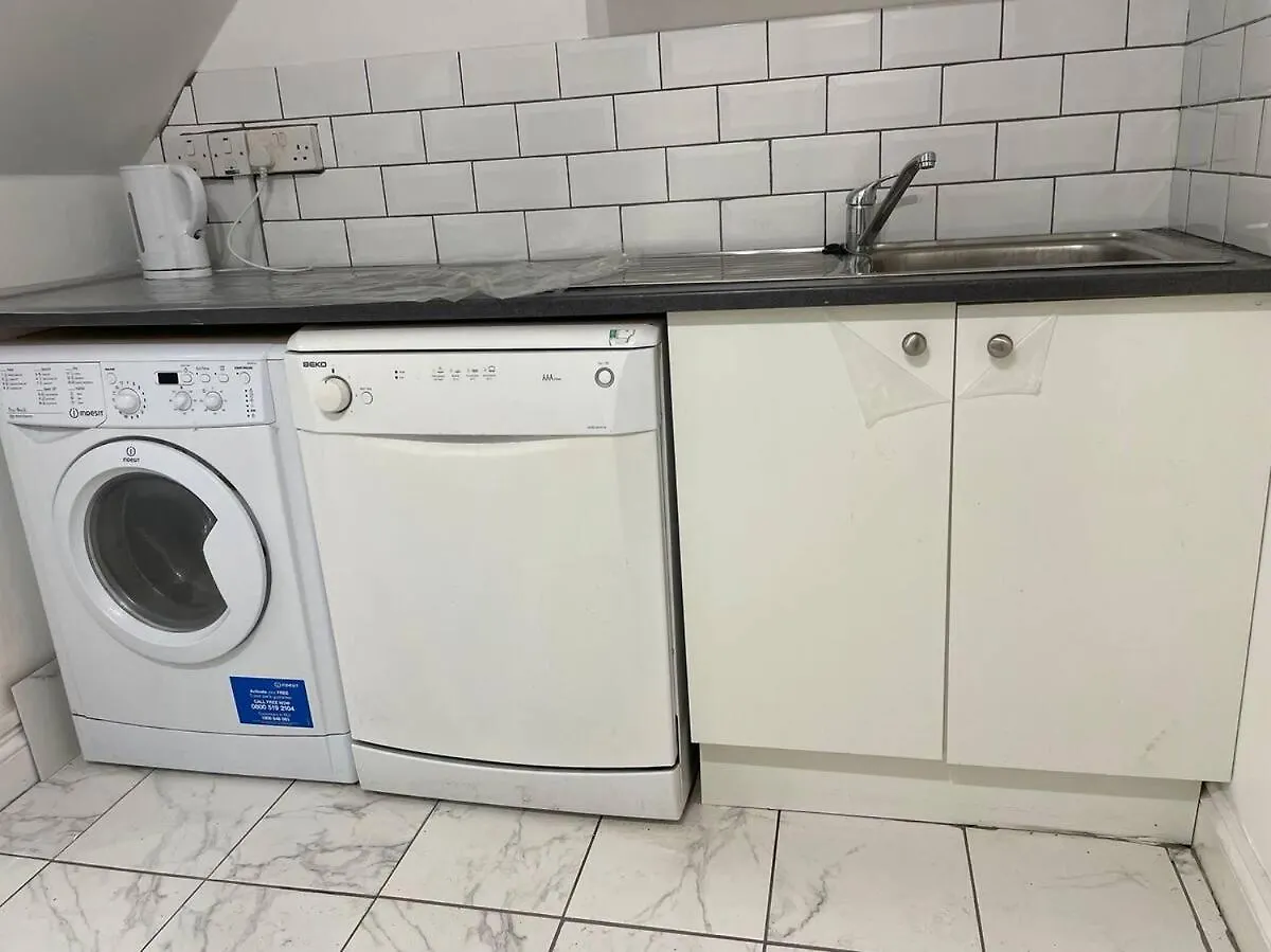 Spacious Double Bedroom With Private Bathroom Ensuite In London Canary Wharf E14, Only 1 Stop To Excel And O2 For Short Or Long Let In London Canary Wharf, Less Than An Hour From Heathrow, Stansted And Gatwick Airport Guest house