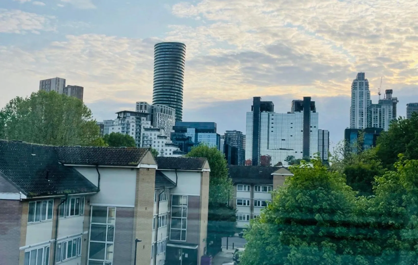 Spacious Double Bedroom With Private Bathroom Ensuite In London Canary Wharf E14, Only 1 Stop To Excel And O2 For Short Or Long Let In London Canary Wharf, Less Than An Hour From Heathrow, Stansted And Gatwick Airport United Kingdom