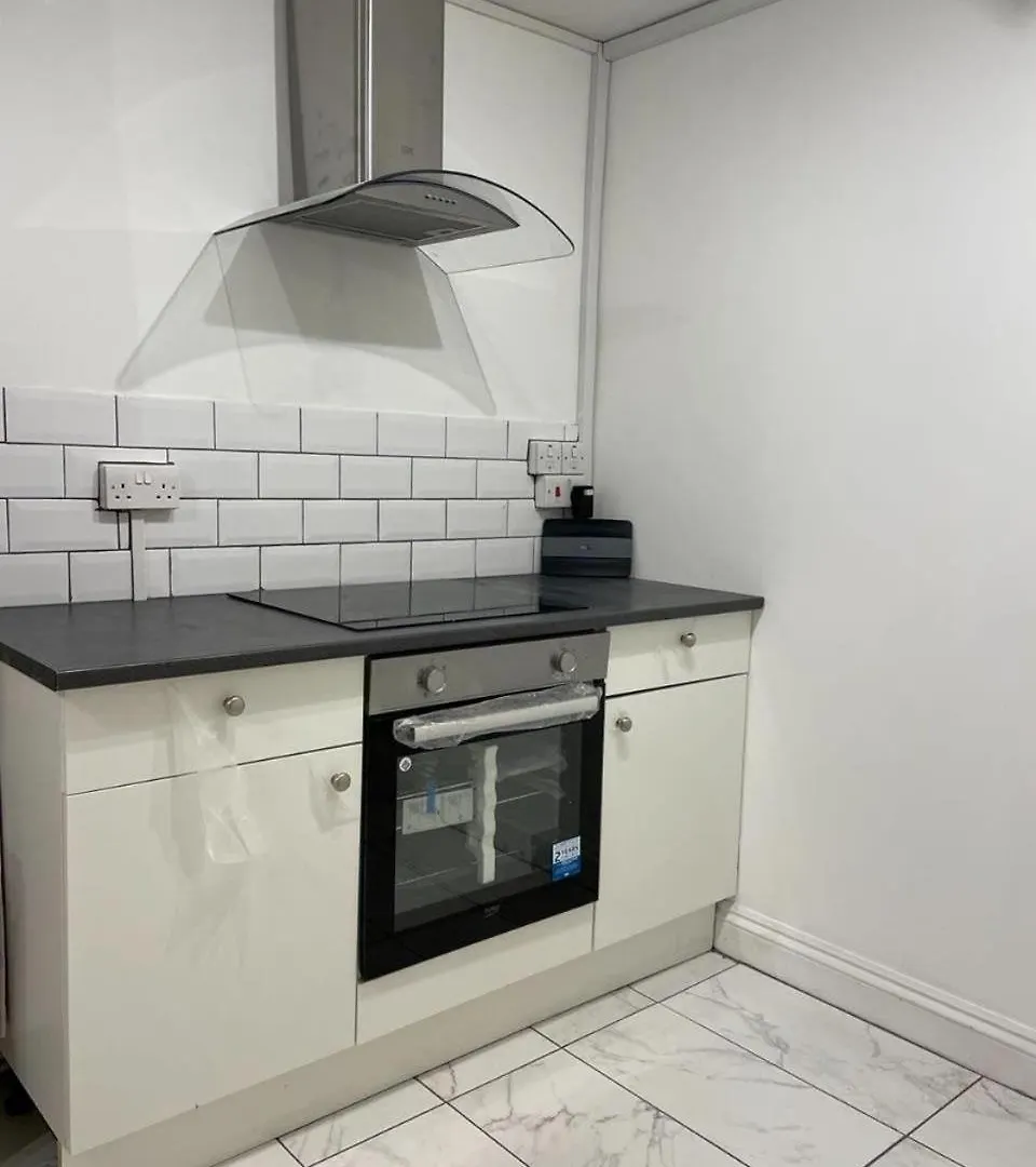 Guest house Spacious Double Bedroom With Private Bathroom Ensuite In London Canary Wharf E14, Only 1 Stop To Excel And O2 For Short Or Long Let In London Canary Wharf, Less Than An Hour From Heathrow, Stansted And Gatwick Airport United Kingdom