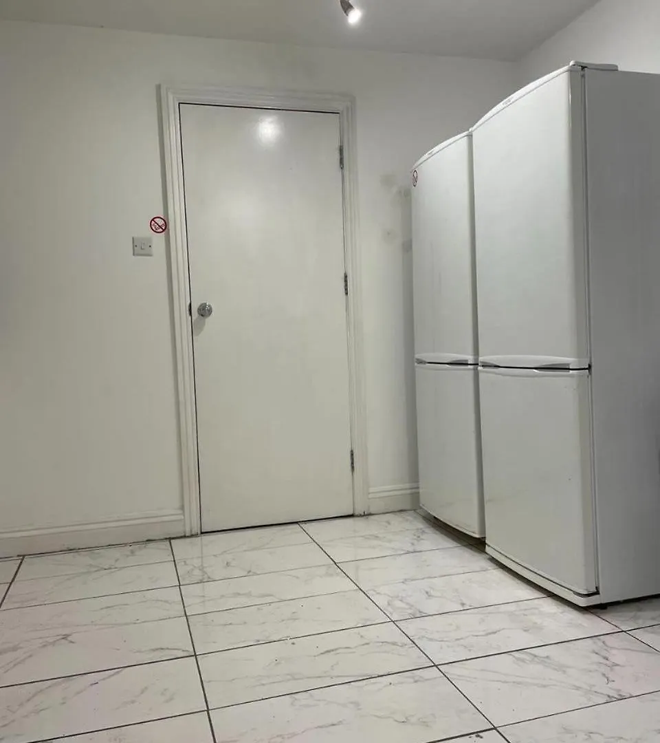 Spacious Double Bedroom With Private Bathroom Ensuite In London Canary Wharf E14, Only 1 Stop To Excel And O2 For Short Or Long Let In London Canary Wharf, Less Than An Hour From Heathrow, Stansted And Gatwick Airport