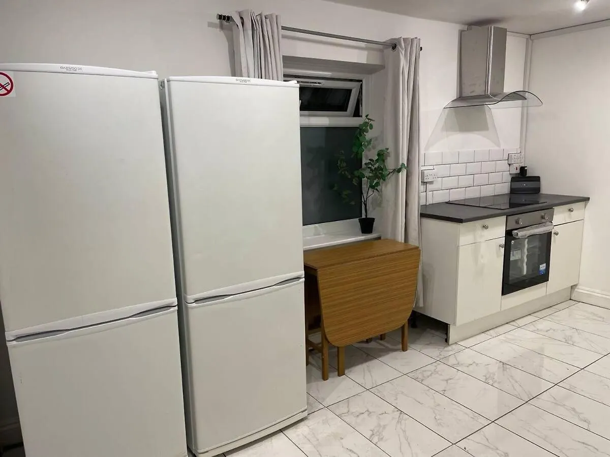 Guest house Spacious Double Bedroom With Private Bathroom Ensuite In London Canary Wharf E14, Only 1 Stop To Excel And O2 For Short Or Long Let In London Canary Wharf, Less Than An Hour From Heathrow, Stansted And Gatwick Airport