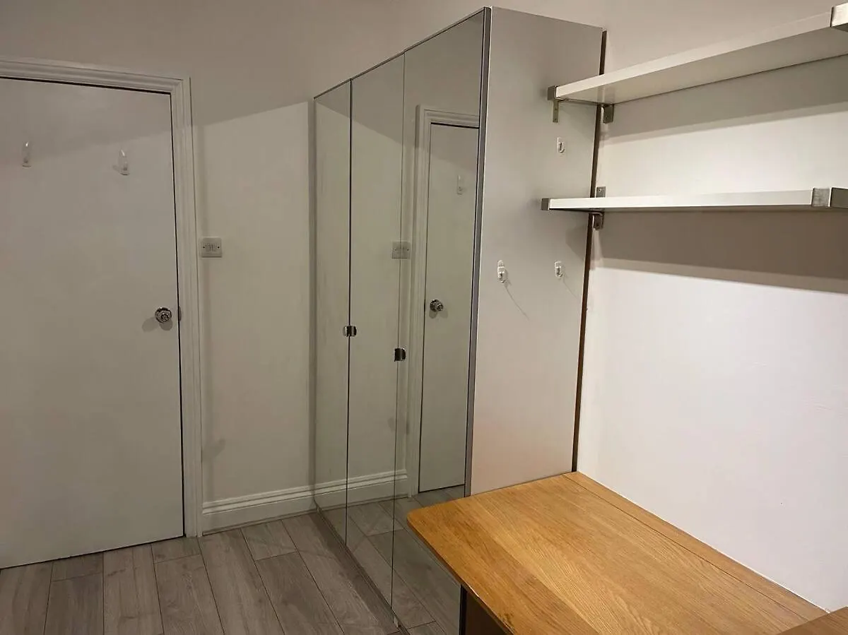Spacious Double Bedroom With Private Bathroom Ensuite In London Canary Wharf E14, Only 1 Stop To Excel And O2 For Short Or Long Let In London Canary Wharf, Less Than An Hour From Heathrow, Stansted And Gatwick Airport United Kingdom