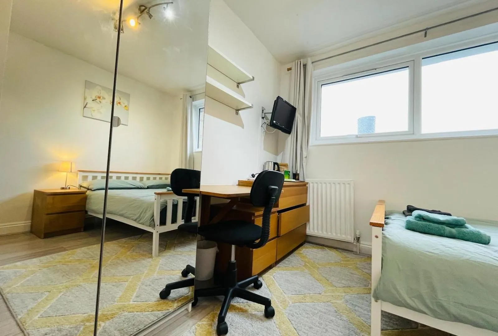 Spacious Double Bedroom With Private Bathroom Ensuite In London Canary Wharf E14, Only 1 Stop To Excel And O2 For Short Or Long Let In London Canary Wharf, Less Than An Hour From Heathrow, Stansted And Gatwick Airport Guest house